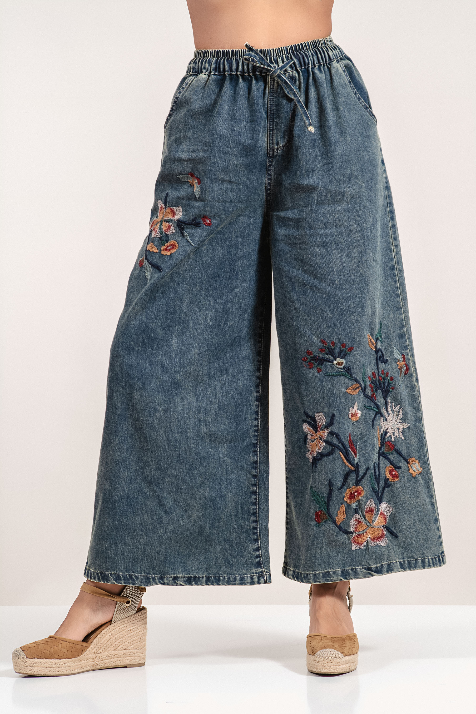 Дамски широки дънки с връзки на талията и бродирани цветя