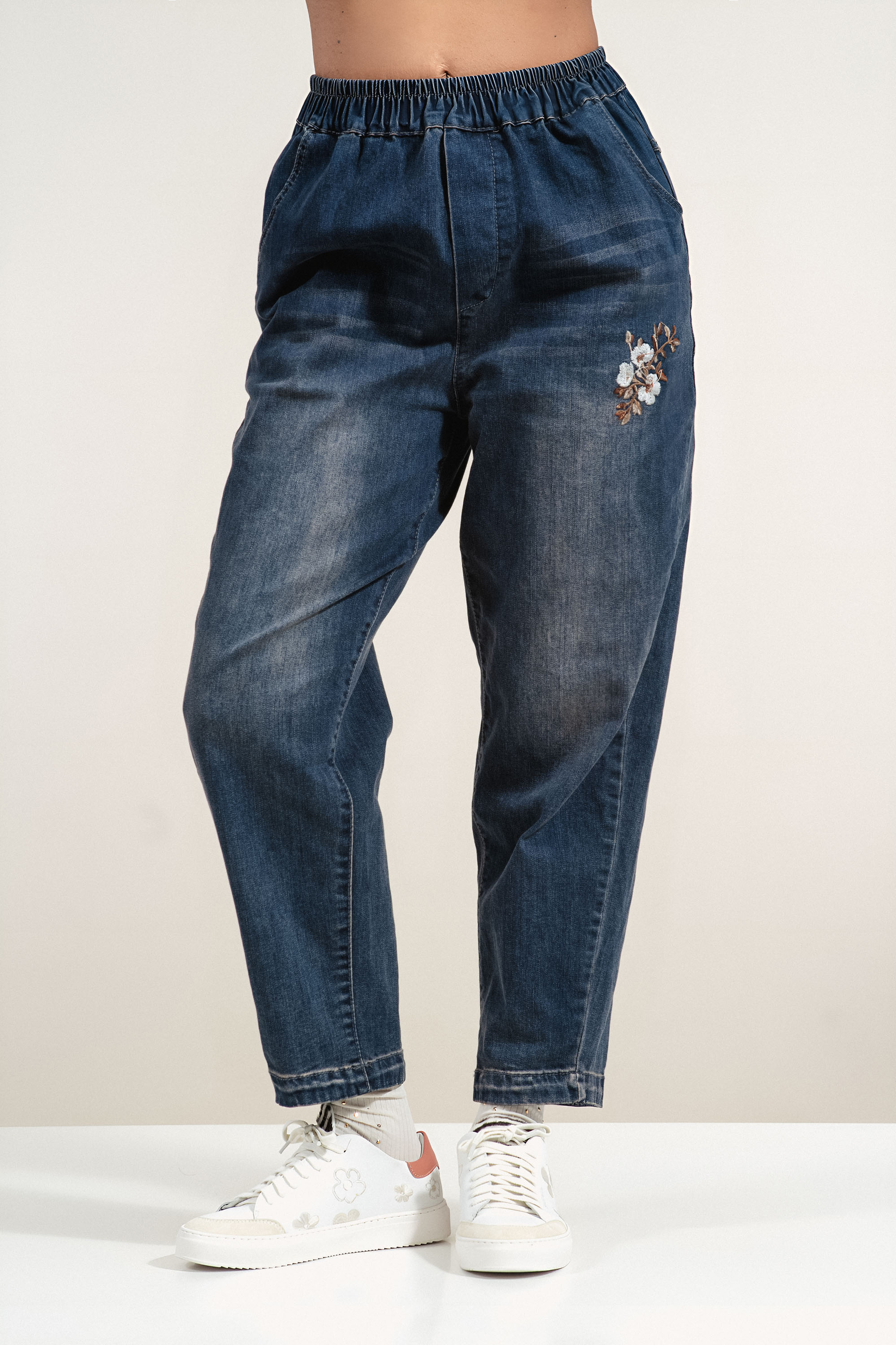 Дамски ултра еластични дънки от памук със свободна кройка и малка бродерия