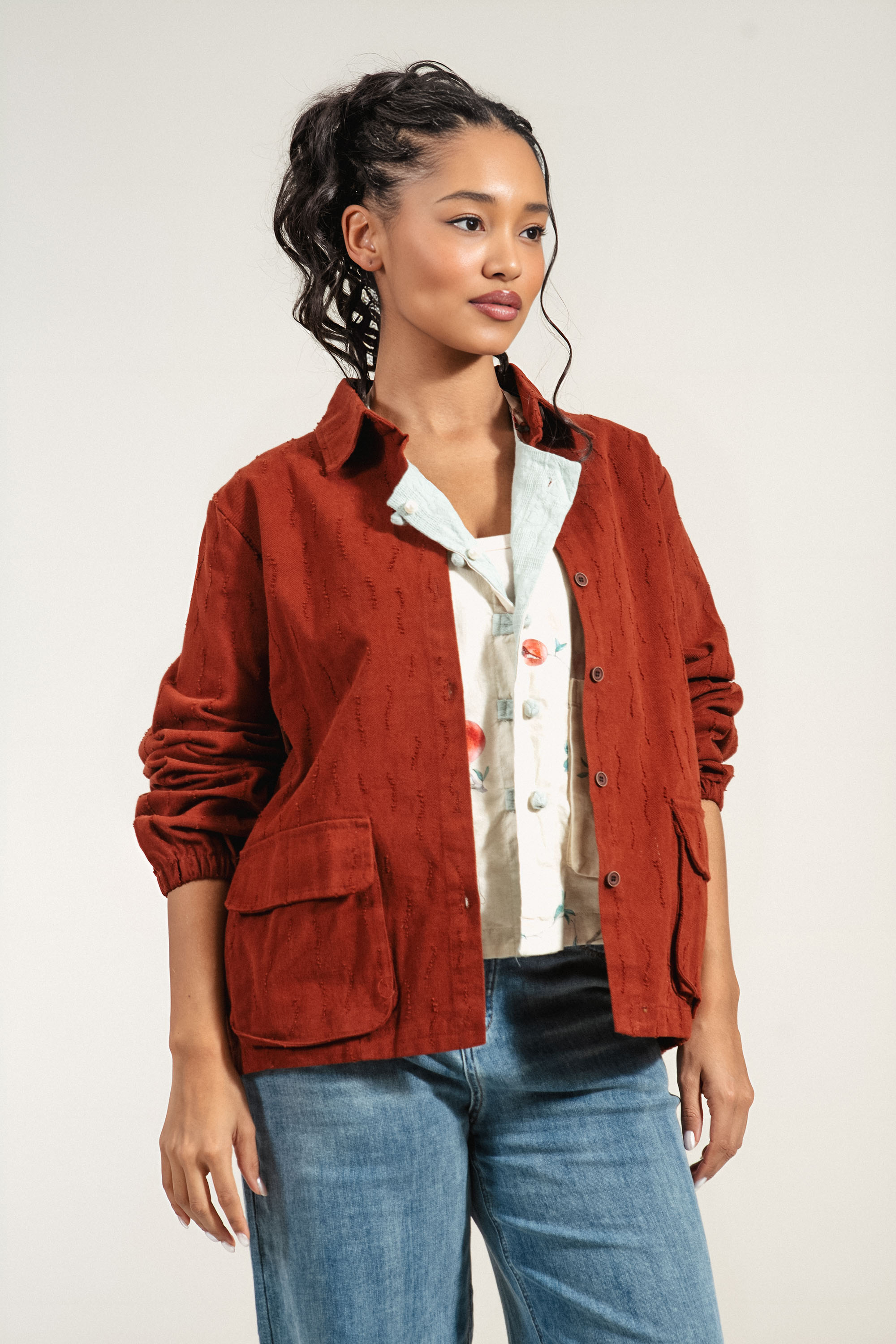 Дамско преходно яке от памук в цвят керемида с ефектни накъсвания