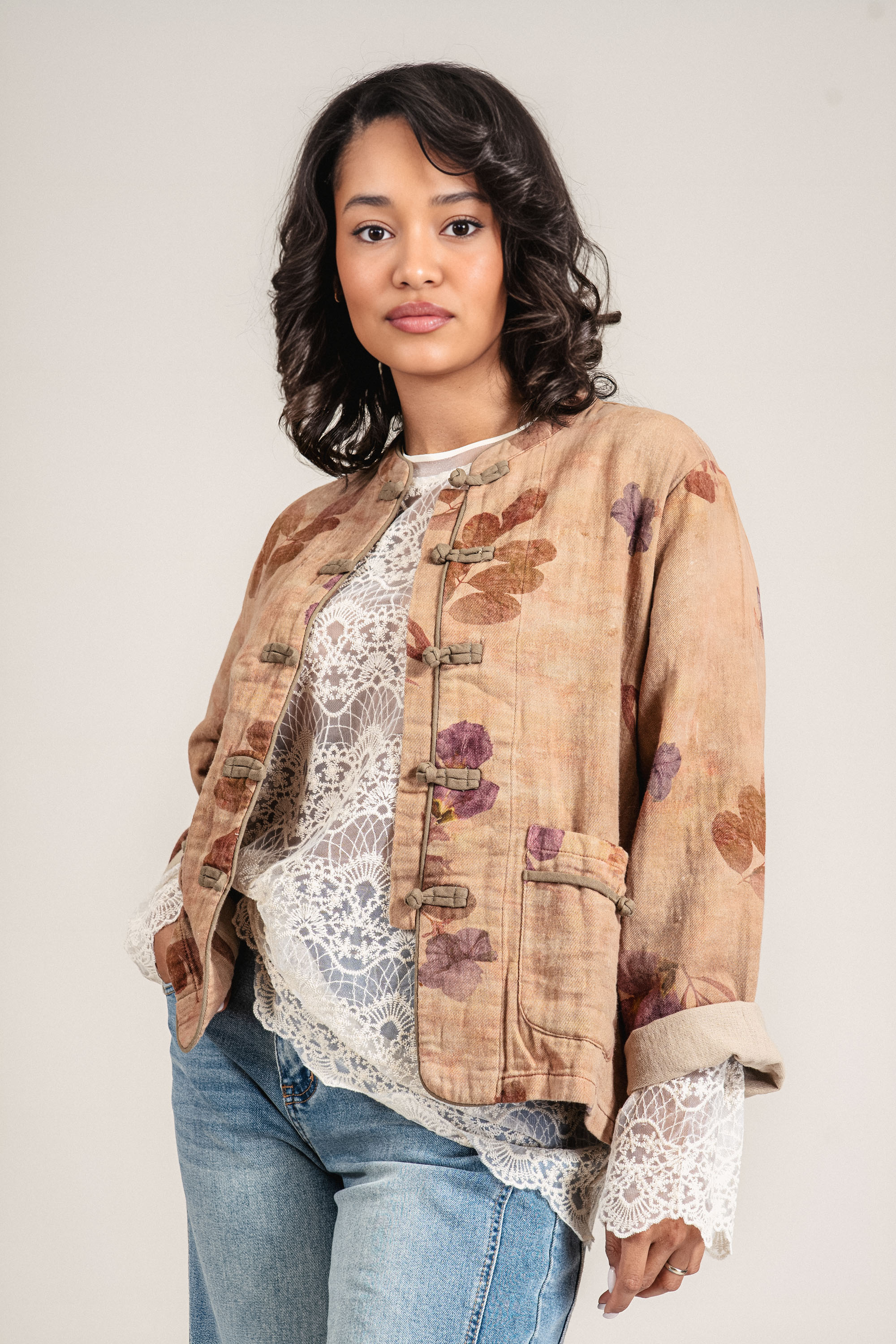 Дамско преходно яке от памук в светлокафяво с флорален принт