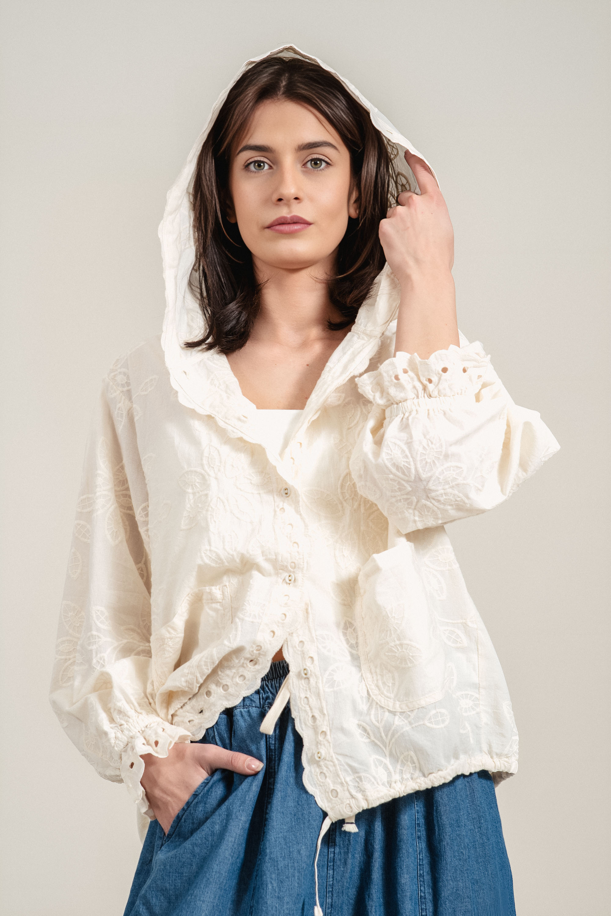 Дамско тънко яке от памук в цвят екрю с качулка и релефна бродерия