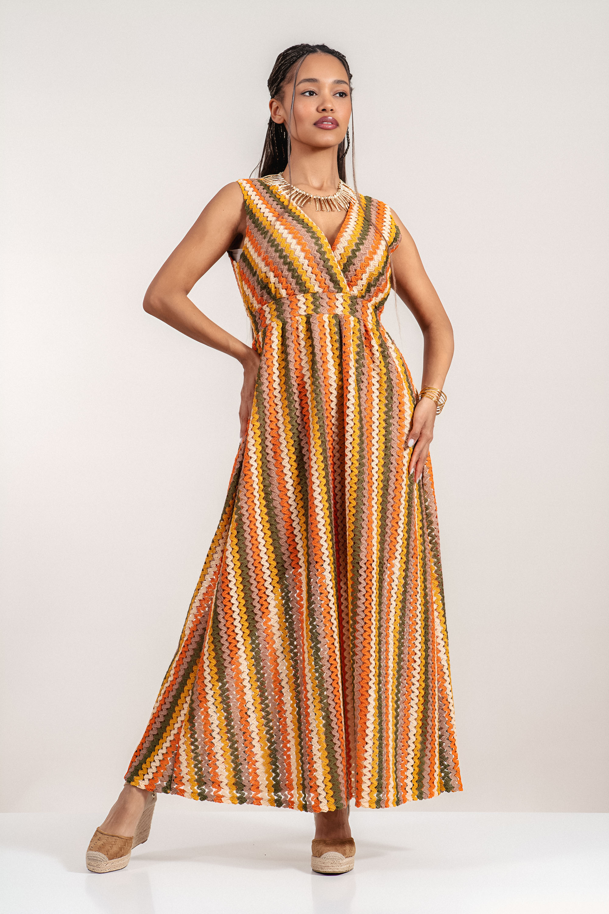 Дълга рокля с остро деколте, многоцветен принт и свободна линия