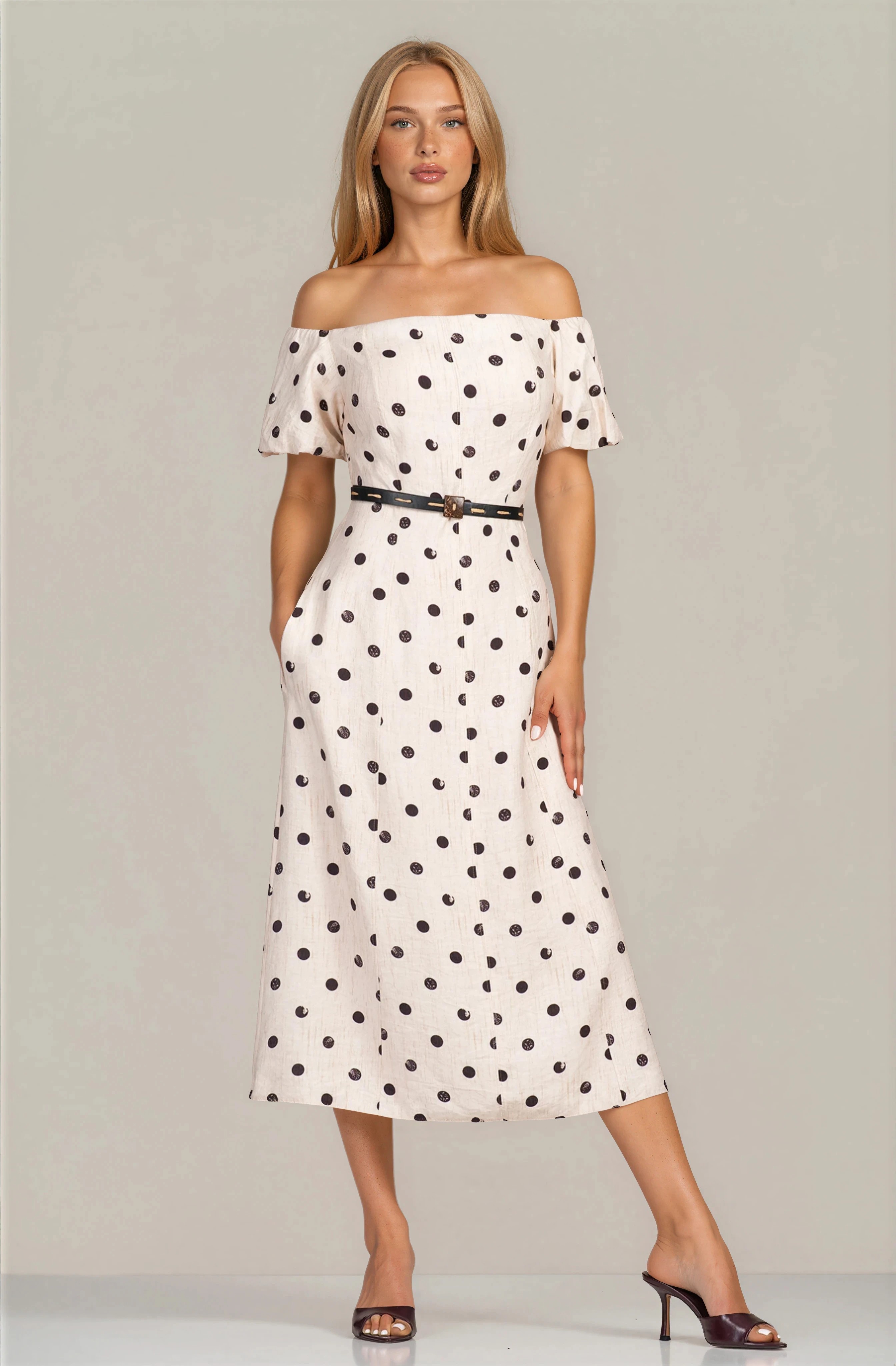 Елегантна миди бутикова рокля в светлобежово с паднало рамо и принт черни точки