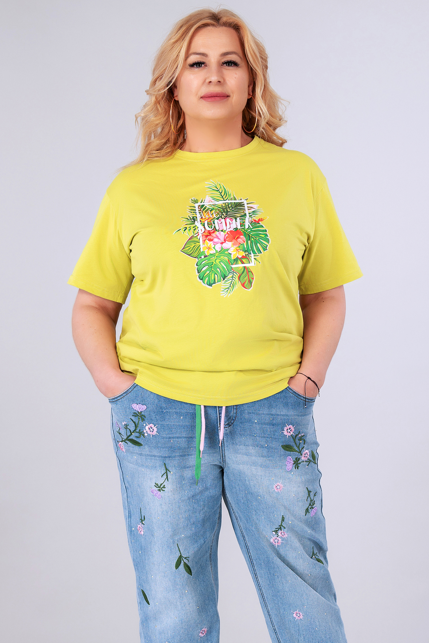 МАКСИ тениска от памук в цвят лайм с флорална щампа и надпис