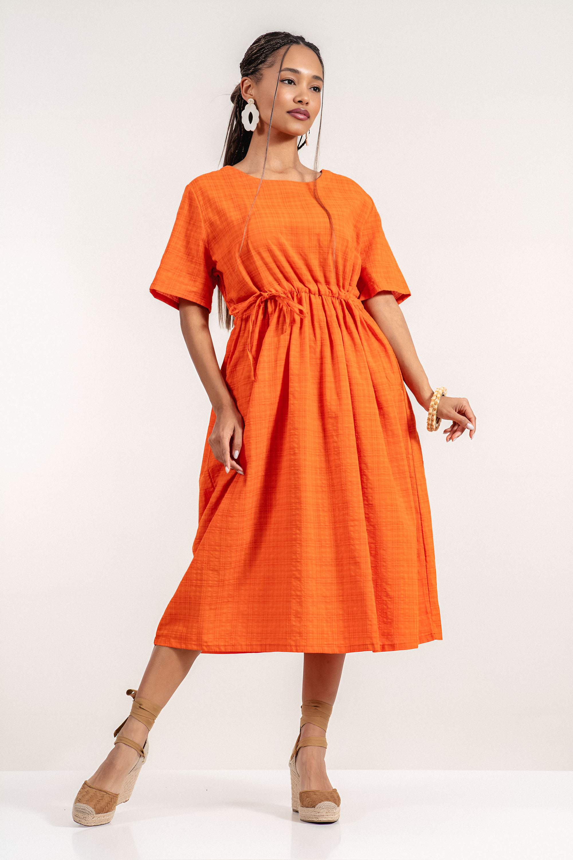 Миди рокля от памук в оранжево с връзка на талията и свободна кройка