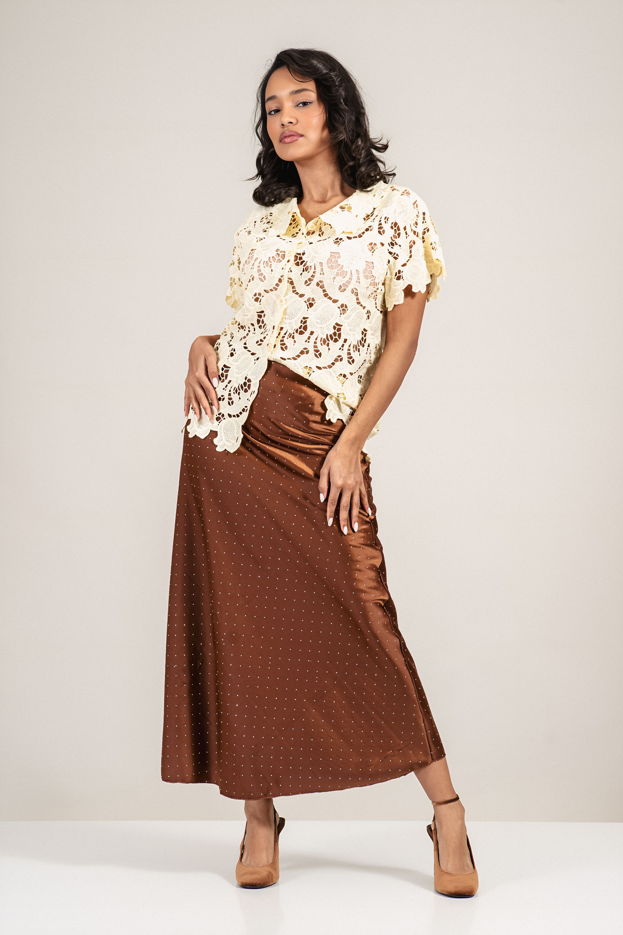 Миди сатенирана пола в кафяво със итни камъни