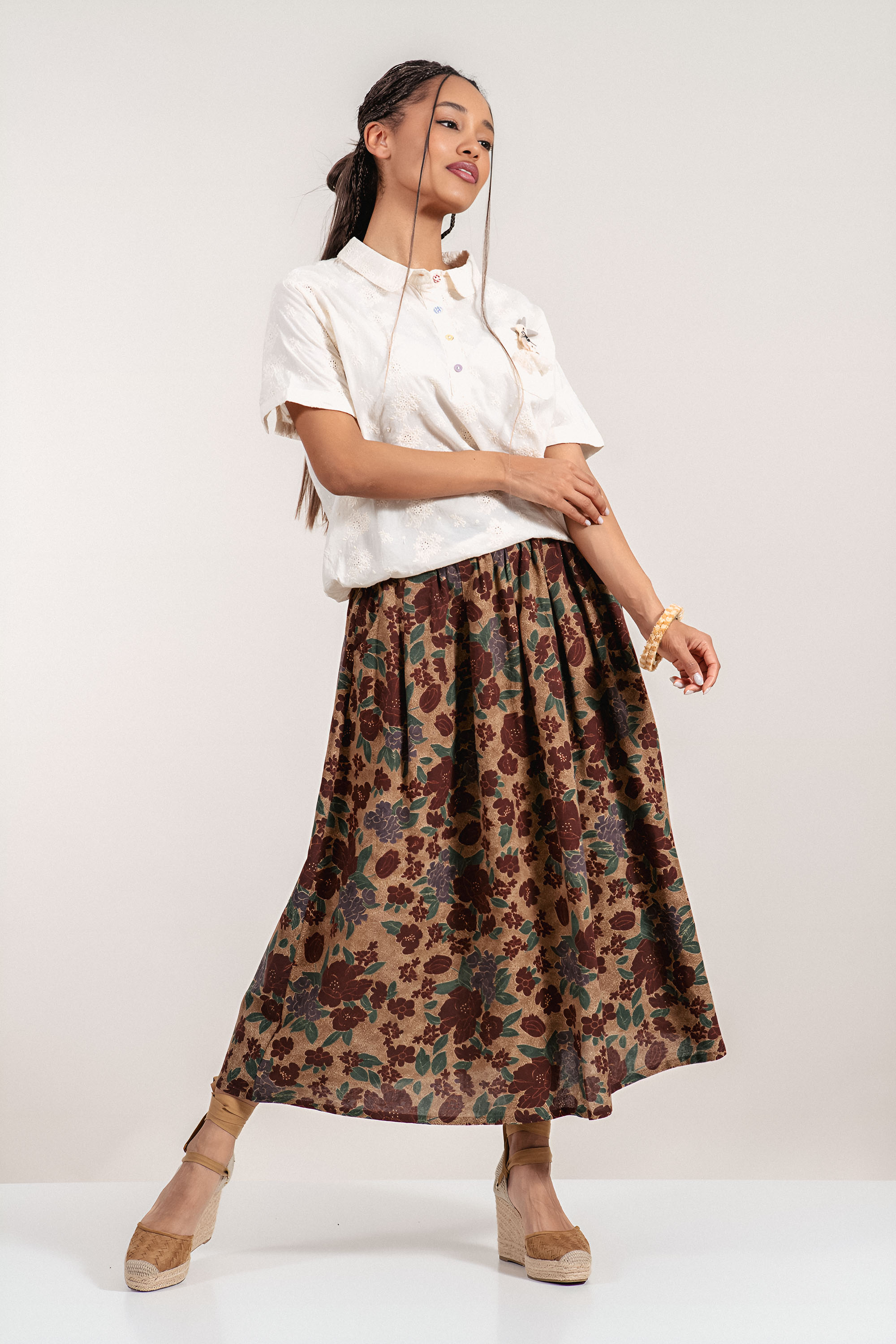 Пола в цвят тютюн с флорален принт и ластична талия